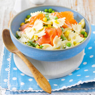 Farfalle mit Erbsen und Räucherlachs Farfalle mit Erbsen und Räucherlachs