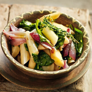 Schwarzwurzelgemüse mit roten Zwiebeln und Thymian Schwarzwurzelgemüse mit roten Zwiebeln und Thymian