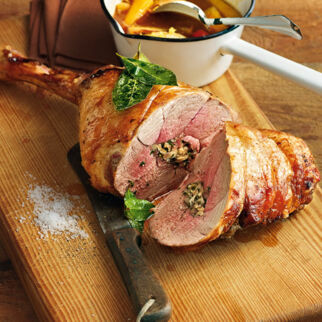 Lammkeule mit Pilz-Kräuter-Füllung Lammkeule mit Pilz-Kräuter-Füllung