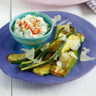 Zucchini mit Salbei-Zwiebel-Dip Zucchini mit Salbei-Zwiebel-Dip