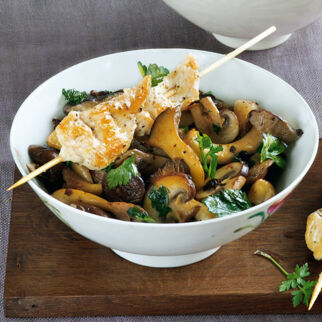 Warmer Pilzsalat mit Hähnchenspießen Warmer Pilzsalat mit Hähnchenspießen