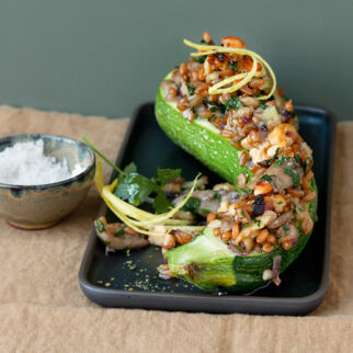 Zucchini mit Dinkel-Austernpilz-Füllung Zucchini mit Dinkel-Austernpilz-Füllung
