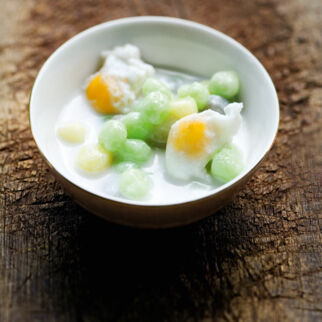 Klebreisbällchen und Wachteleier in Kokosmilch (Bua Loy Khai Wan) Klebreisbällchen und Wachteleier in Kokosmilch (Bua Loy Khai Wan)