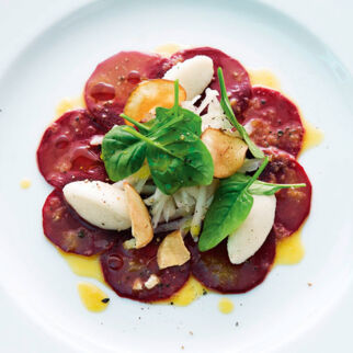 Rote-Bete-Carpaccio mit Orangen-Vinaigrette Rote-Bete-Carpaccio mit Orangen-Vinaigrette
