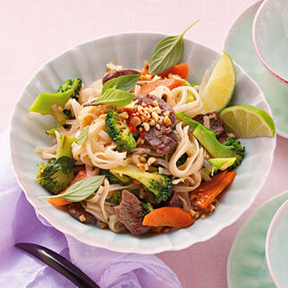 Asiatische Bratnudeln mit Rindfleisch und Brokkoli Asiatische Bratnudeln mit Rindfleisch und Brokkoli