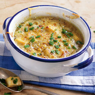 Überbackene Zwiebelsuppe Überbackene Zwiebelsuppe