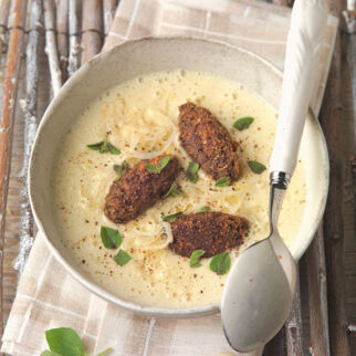 Erdäpfel-Sauerkraut-Suppe mit Blutwurstkrapfen Erdäpfel-Sauerkraut-Suppe mit Blutwurstkrapfen