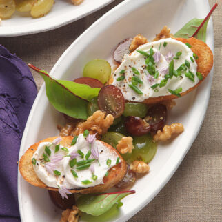 Trauben-Walnuss-Salat mit Ziegenkäse-Crostini Trauben-Walnuss-Salat mit Ziegenkäse-Crostini