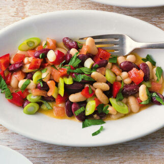 Vegetarischer Bohnensalat aus weißen und violetten Bohnen Vegetarischer Bohnensalat aus weißen und violetten Bohnen