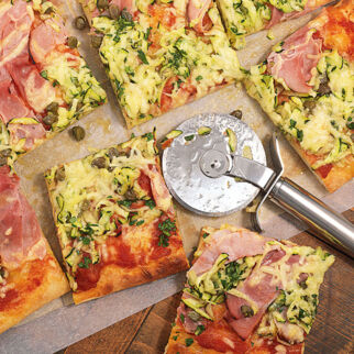 Pizza mit Zucchini und Schinken Pizza mit Zucchini und Schinken