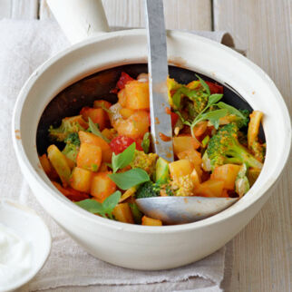 Bratkartoffelcurry mit Brokkoli und Joghurt Bratkartoffelcurry mit Brokkoli und Joghurt