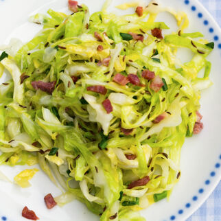 Spitzkohlsalat mit Speck Spitzkohlsalat mit Speck