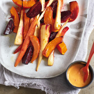 Winter-Ofengemüse mit Paprika-Mango-Dip Winter-Ofengemüse mit Paprika-Mango-Dip