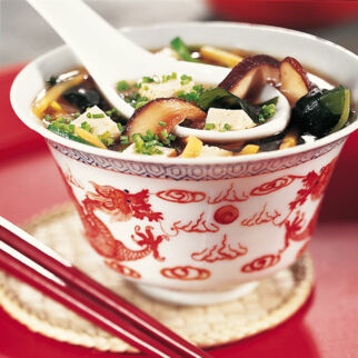 Miso-Suppe mit Gemüse und Tofu Miso-Suppe mit Gemüse und Tofu
