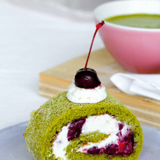 Matcha-Roulade mit Sauerkirschen Matcha-Roulade mit Sauerkirschen