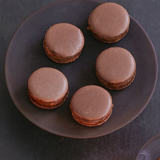 Schoko-Macarons mit Kardamom und Kaffee Schoko-Macarons mit Kardamom und Kaffee