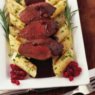 Rehrücken mit Holunder-Kardamom-Schokoladensauce Rehrücken mit Holunder-Kardamom-Schokoladensauce