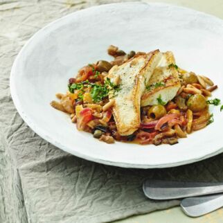 Caponata mit gebratenem Fisch Caponata mit gebratenem Fisch