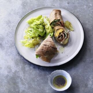 Gegrillte Wraps mit Lachs und Avocado Gegrillte Wraps mit Lachs und Avocado
