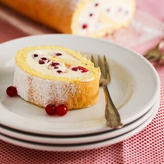 Biskuitroulade mit Johannisbeeren Biskuitroulade mit Johannisbeeren