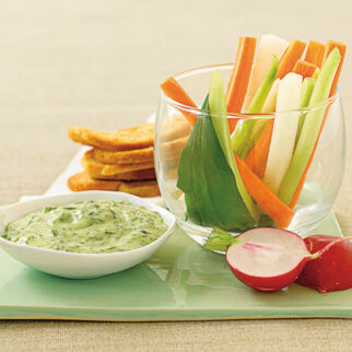 Bärlauch-Joghurt-Aioli mit Gemüsesticks Bärlauch-Joghurt-Aioli mit Gemüsesticks