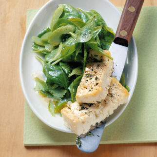 Spinatsalat mit gegrilltem Schafkäse Spinatsalat mit gegrilltem Schafkäse