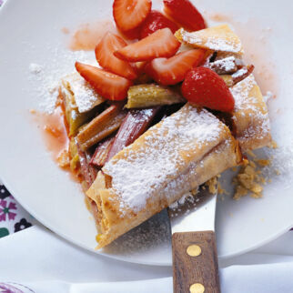 Rhabarberstrudel mit marinierten Erdbeeren Rhabarberstrudel mit marinierten Erdbeeren