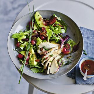 Blattsalate mit Hähnchenfilet, Avocado, Trauben und Pecannuss Blattsalate mit Hähnchenfilet, Avocado, Trauben und Pecannuss