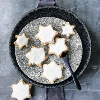 Zimtsterne mit Kokosglasur Zimtsterne mit Kokosglasur