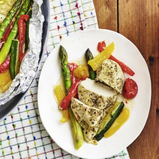 Hähnchen und Gemüse aus der Folie Hähnchen und Gemüse aus der Folie