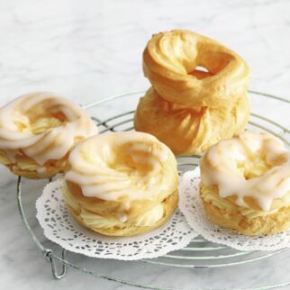 Brandteigkringel mit Vanillefüllung Brandteigkringel mit Vanillefüllung