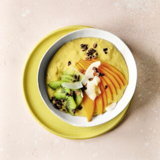 Tropical Smoothie-Bowl mit Mango Tropical Smoothie-Bowl mit Mango