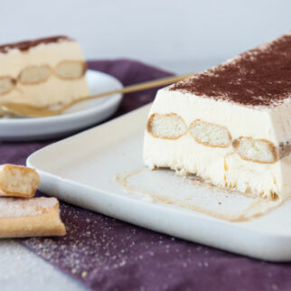 Angeschnittene Tiramisu Eistorte mit Löffelbisquit Tiramisu Eistorte