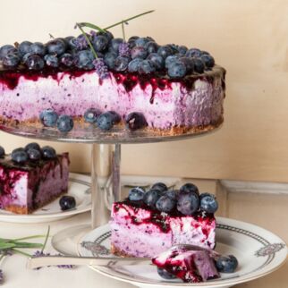 Rosa Cheesecake garniert mit vielen Heidelbeeren Low Fat Cheesecake mit Heidelbeeren