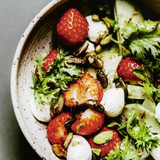 Erdbeer-Gurken-Salat mit Pistazien Erdbeer-Gurken-Salat mit Pistazien