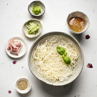 Kalte Somen-Nudeln mit Sesamsauce Kalte Somen-Nudeln mit Sesamsauce