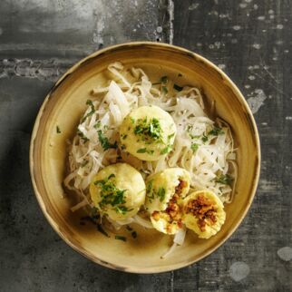 Grammelknödl mit Krautsalat Grammelknödl mit Krautsalat
