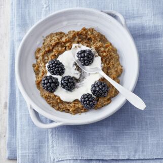 Øllebrød mit Schmand und Beeren Øllebrød mit Schmand und Beeren