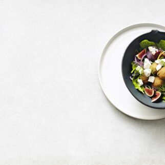 Spinatsalat mit Hirsebällchen Spinatsalat mit Hirsebällchen