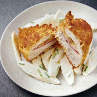 Hähnchen-Cordon-Bleu mit Spargelsalat Hähnchen-Cordon-Bleu mit Spargelsalat