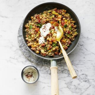 Pfannengemüse-Couscous mit Joghurt-Dip Pfannengemüse-Couscous mit Joghurt-Dip