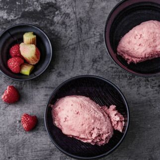 Rhabarber-Himbeer-Sorbet mit Joghurt Rhabarber-Himbeer-Sorbet mit Joghurt