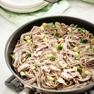 Buchweizennudeln mit cremiger Zucchini-Thunfisch-Sauce Buchweizennudeln mit cremiger Zucchini-Thunfisch-Sauce