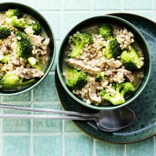 Brokkoli-Gersten-eintopf mit Fleisch Brokkoli-Gersten-eintopf mit Fleisch