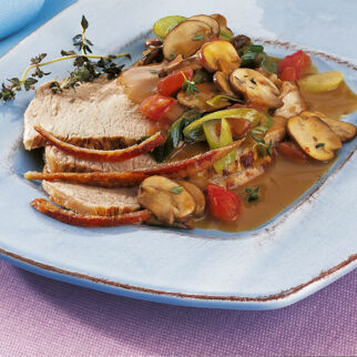 Kalbsbraten mit Tomaten-Pilzgemüse Kalbsbraten mit Tomaten-Pilzgemüse