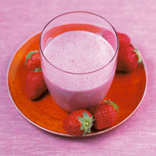 Mandel-Buttermilch mit Erdbeeren Mandel-Buttermilch mit Erdbeeren