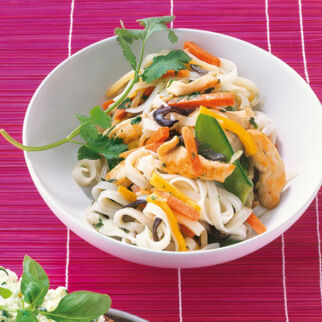 Thai-Nudeln mit Huhn Thai-Nudeln mit Huhn