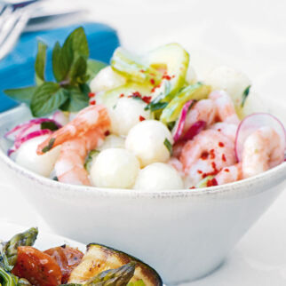 Gurken-Melonen-Salat mit Garnelen Gurken-Melonen-Salat mit Garnelen