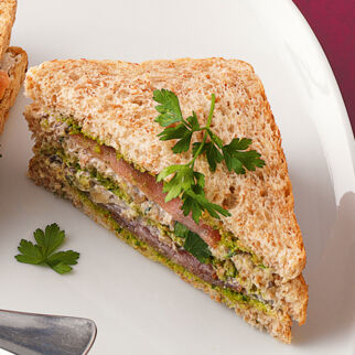 Tramezzini mit Pilzpaste und Lachsschinken Tramezzini mit Pilzpaste und Lachsschinken
