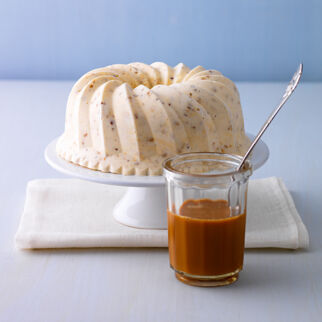 Eisgugelhupf mit Karamellnüssen Eisgugelhupf mit Karamellnüssen